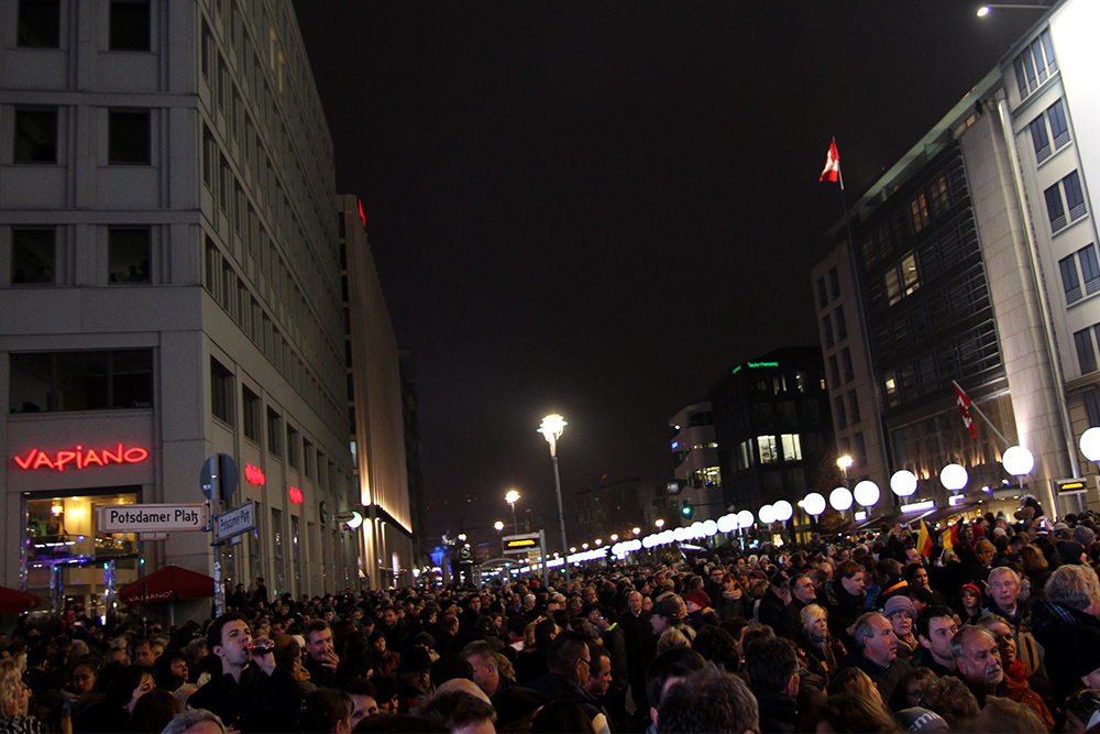 Berlin - Lâché des ballons commémoratifs Potsdamer platz