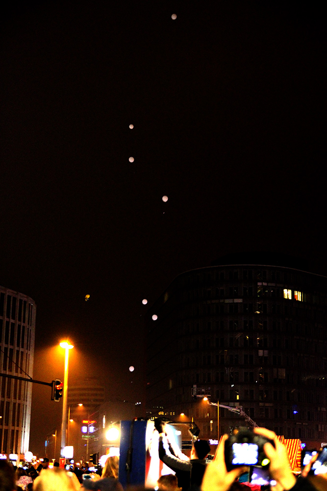 Berlin - Lâché des ballons commémoratifs Potsdamer platz